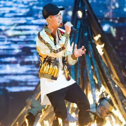 Justin Bieber durante su actuación en los Premios BRIT 2016