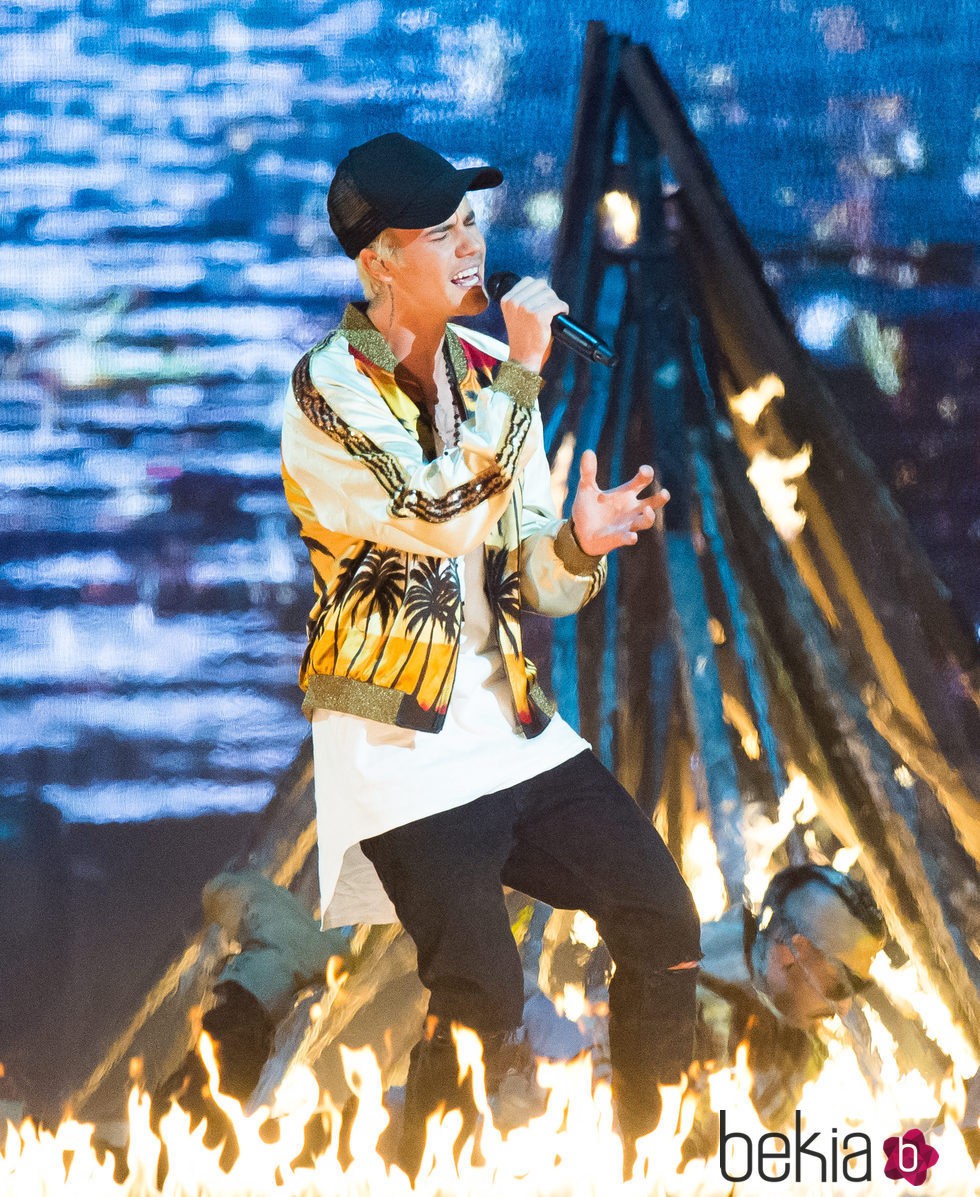 Justin Bieber durante su actuación en los Premios BRIT 2016