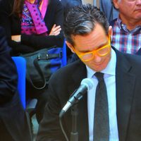 Iñaki Urdangarín lee documentación con unas gafas naranjas en su declaración en el juicio de Nóos