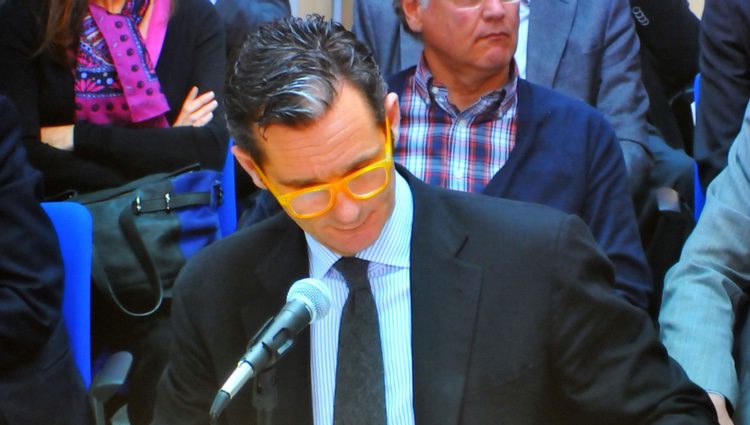 Iñaki Urdangarín lee documentación con unas gafas naranjas en su declaración en el juicio de Nóos