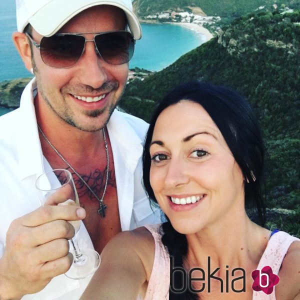 Jeremy Bieber y su prometida Chelsey Rebelo en St.Barths