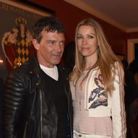 Antonio Banderas y Nicole Kimpel en una fiesta en Los Angeles