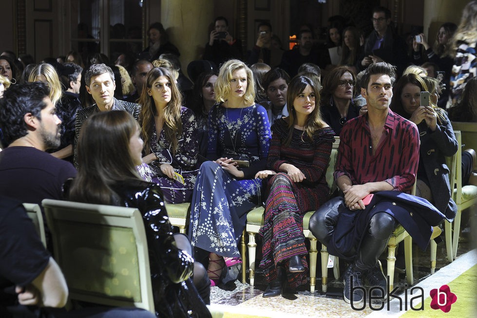 Adriana Ugarte y Jon Kortajarena en el desfile de RobertoCavalli en la Milan Fashion Week 2016