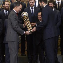 El Rey Felipe VI entregando la Copa del Rey de baloncesto a Felipe Reyes