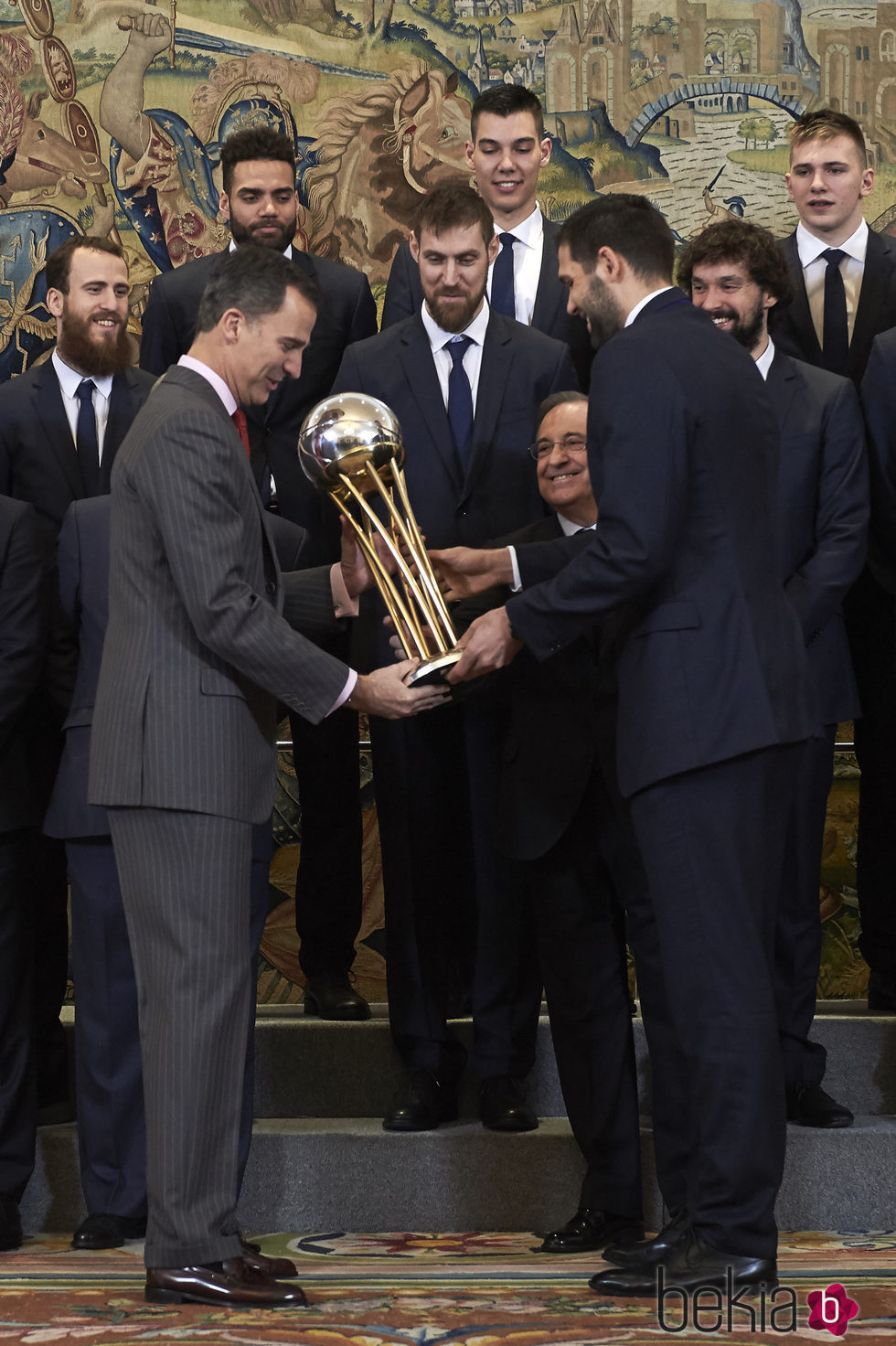 El Rey Felipe VI entregando la Copa del Rey de baloncesto a Felipe Reyes