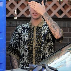 Justin Bieber tapándose la cara 