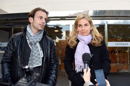 Arantxa Sánchez Vicario y Josep Santacana hablan con los medios a la salida del tanatorio