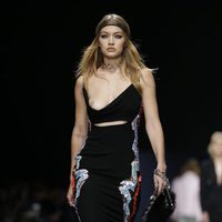 El descuido de Gigi Hadid durante el desfile de Versace en la Milan Fashion Week 2016