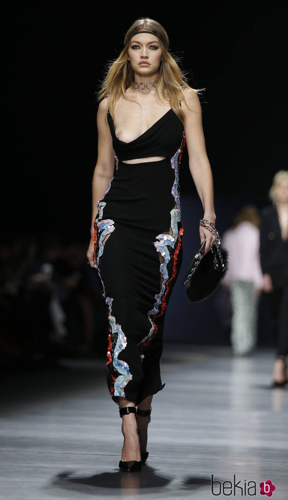 El descuido de Gigi Hadid durante el desfile de Versace en la Milan Fashion Week 2016