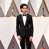 Forrest Goodluck en la alfombra roja de los Premios Oscar 2016