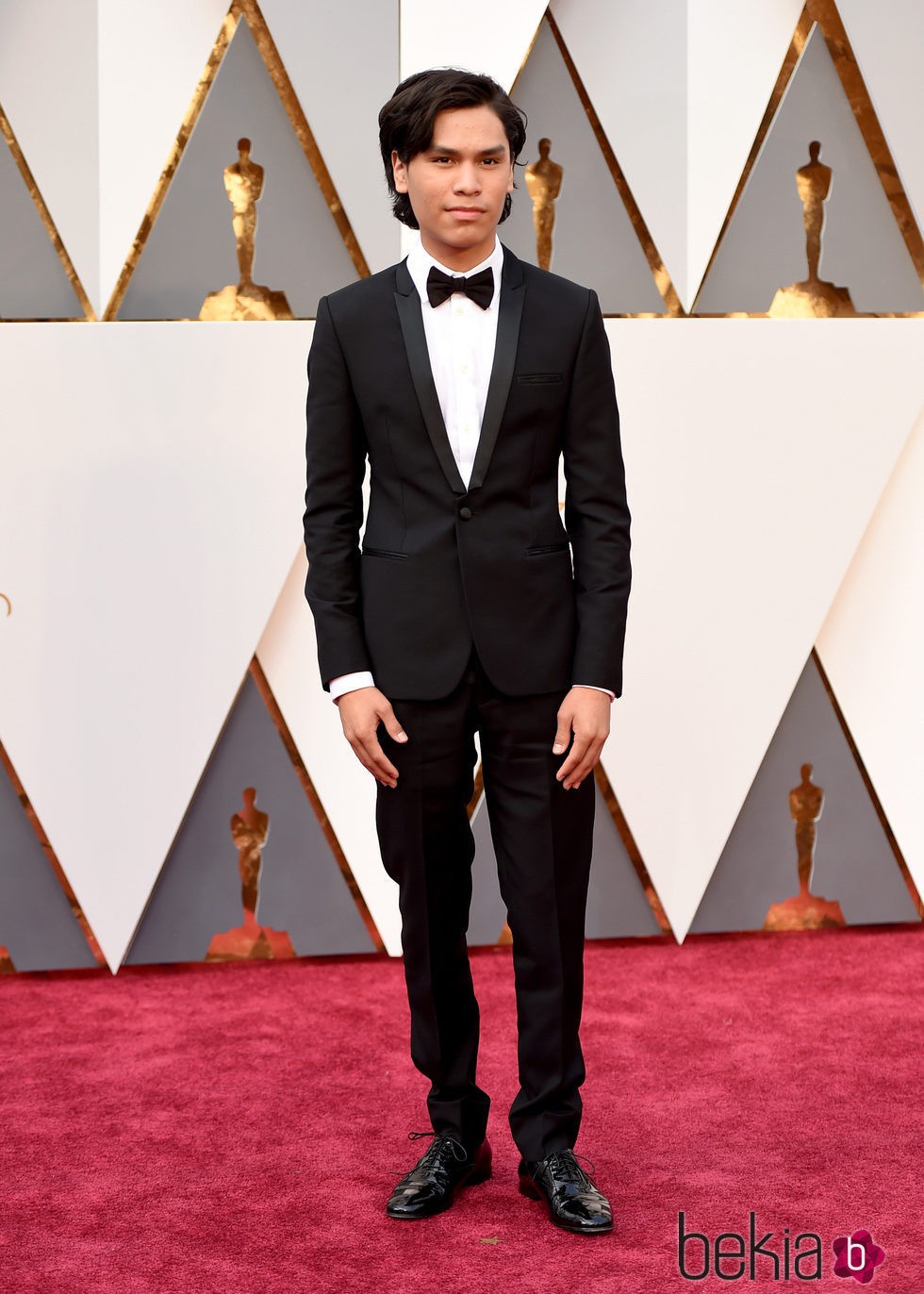 Forrest Goodluck en la alfombra roja de los Premios Oscar 2016