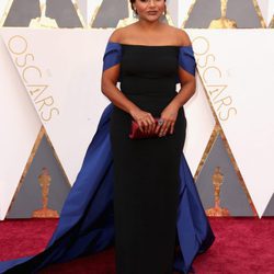 Mindy Kaling en la alfombra roja de los Premios Oscar 2016