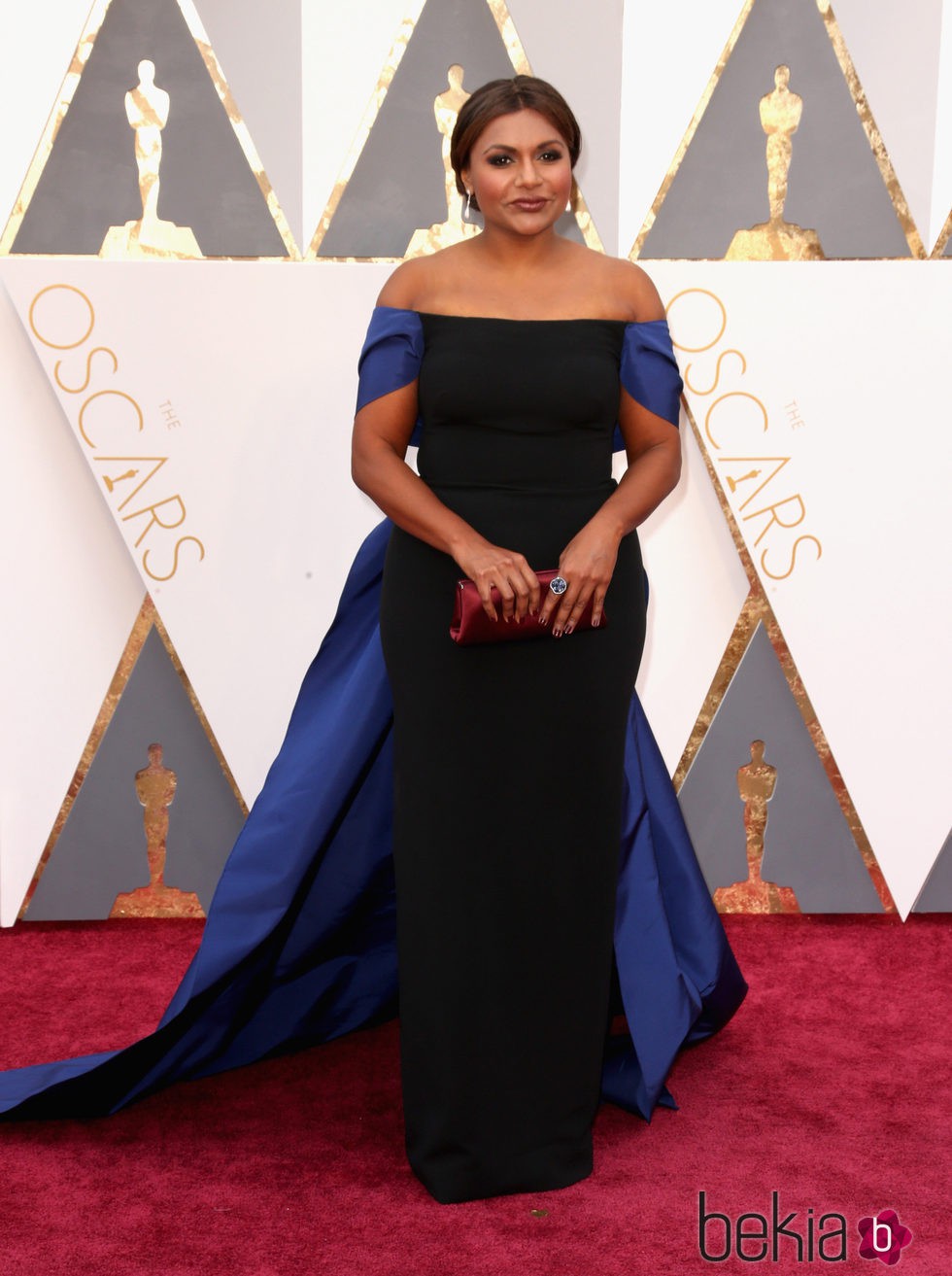 Mindy Kaling en la alfombra roja de los Premios Oscar 2016