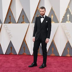 Sam Smith en la alfombra roja de los Premios Oscar 2016