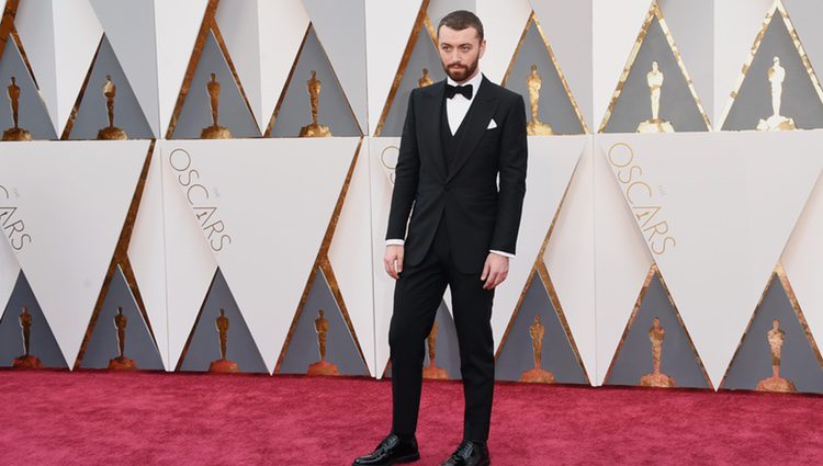 Sam Smith en la alfombra roja de los Premios Oscar 2016