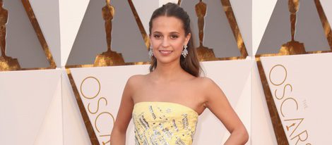 Alicia Vikander en la alfombra roja de los Premios Oscar 2016