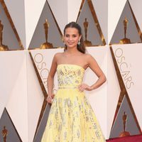 Alicia Vikander en la alfombra roja de los Premios Oscar 2016