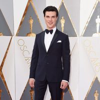 Finn Wittrock en la alfombra roja de los Premios Oscar 2016