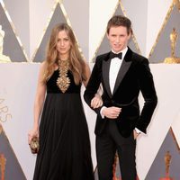 Eddie Redmayne y su mujer Hannah Redmayne en la alfombra roja en los Premios Oscar 2016