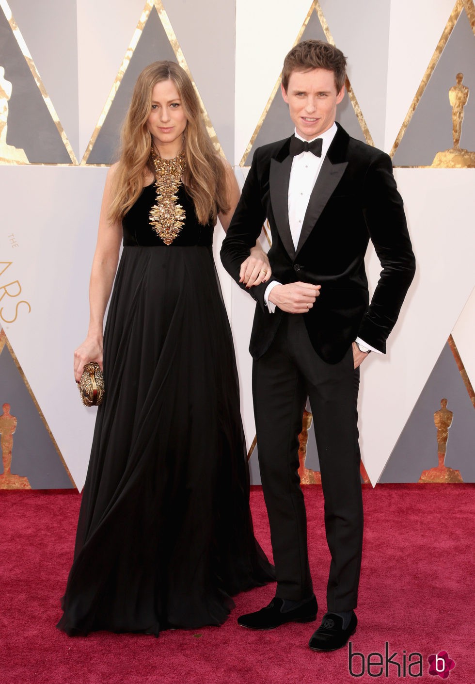 Eddie Redmayne y su mujer Hannah Redmayne en la alfombra roja en los Premios Oscar 2016