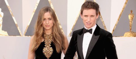 Eddie Redmayne y su mujer Hannah Redmayne en la alfombra roja en los Premios Oscar 2016