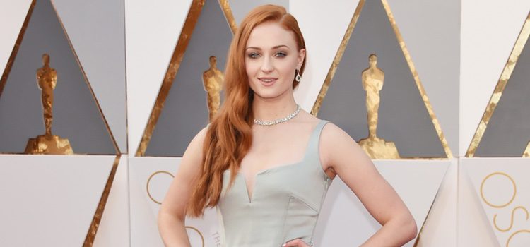 Sophie Turner en la alfombra roja en los Premios Oscar 2016