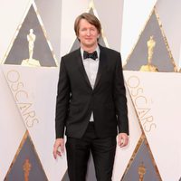 Tom Hooper en la alfombra roja en los Premios Oscar 2016