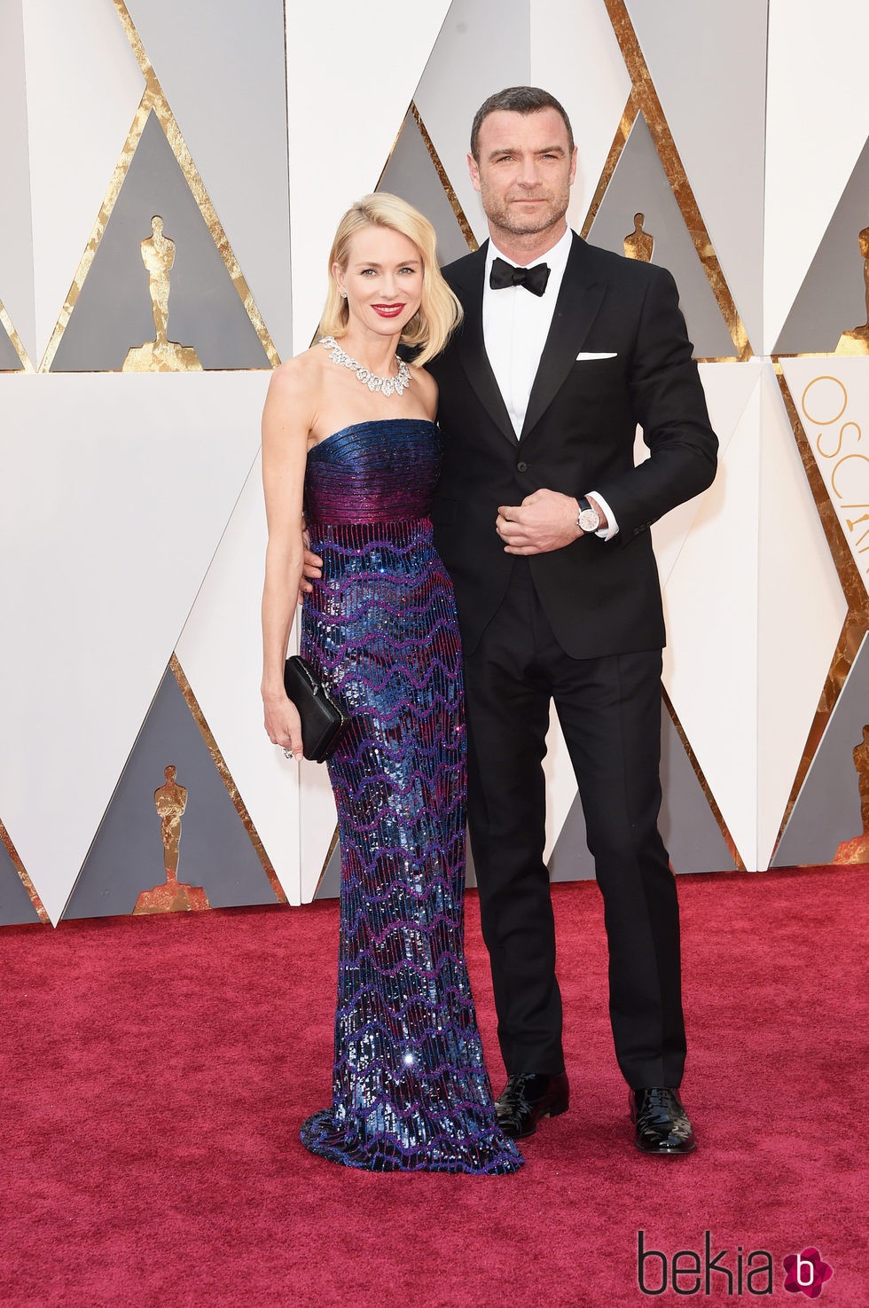 Naomi Watts y su marido Liev Schreiber la alfombra roja en los Premios Oscar 2016