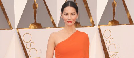 Olivia Munn en la alfombra roja en los Premios Oscar 2016