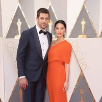 Olivia Munn y su novio Aaron Rodgers en la alfombra roja en los Premios Oscar 2016