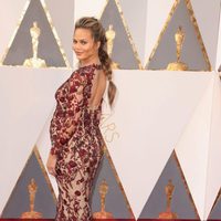 Chrissy Teigen en la alfombra roja en los Premios Oscar 2016