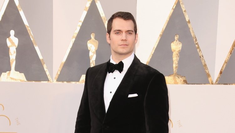 Henry Cavill en la alfombra roja de los Premios Oscar 2016