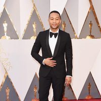 John Legend en la alfombra roja en los Premios Oscar 2016