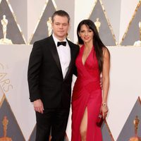 Matt Damon y su mujer Luciana Damon en la alfombra roja en los Premios Oscar 2016