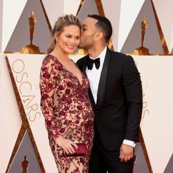 John Legend besando a Chrissy Teigen en la alfombra roja de los Premios Oscar 2016