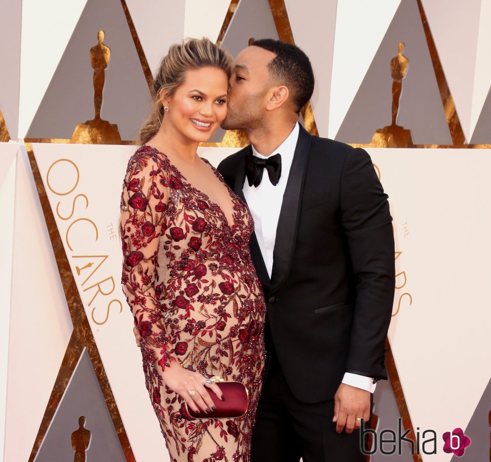 John Legend besando a Chrissy Teigen en la alfombra roja de los Premios Oscar 2016