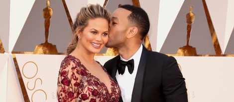 John Legend besando a Chrissy Teigen en la alfombra roja de los Premios Oscar 2016