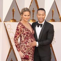 John Legend tocando la barriguita de Chrissy Teigen en la alfombra roja de los Premios Oscar 2016