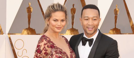 John Legend tocando la barriguita de Chrissy Teigen en la alfombra roja de los Premios Oscar 2016