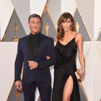 Sylvester Stallone y su mujer Jennifer Flavin en la alfombra roja en los Premios Oscar 2016