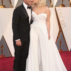 Lady Gaga besando a su prometido Taylor Kinney en la alfombra roja en los Premios Oscar 2016