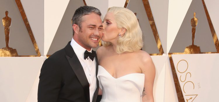 Lady Gaga besando a su prometido Taylor Kinney en la alfombra roja en los Premios Oscar 2016