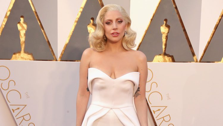 Lady Gaga en la alfombra roja de los Premios Oscar 2016