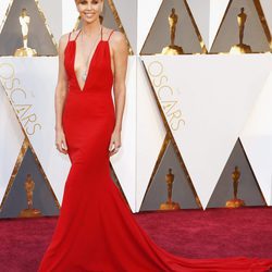 Charlize Theron en la alfombra roja de los Premios Oscar 2016