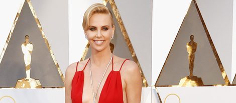 Charlize Theron en la alfombra roja de los Premios Oscar 2016