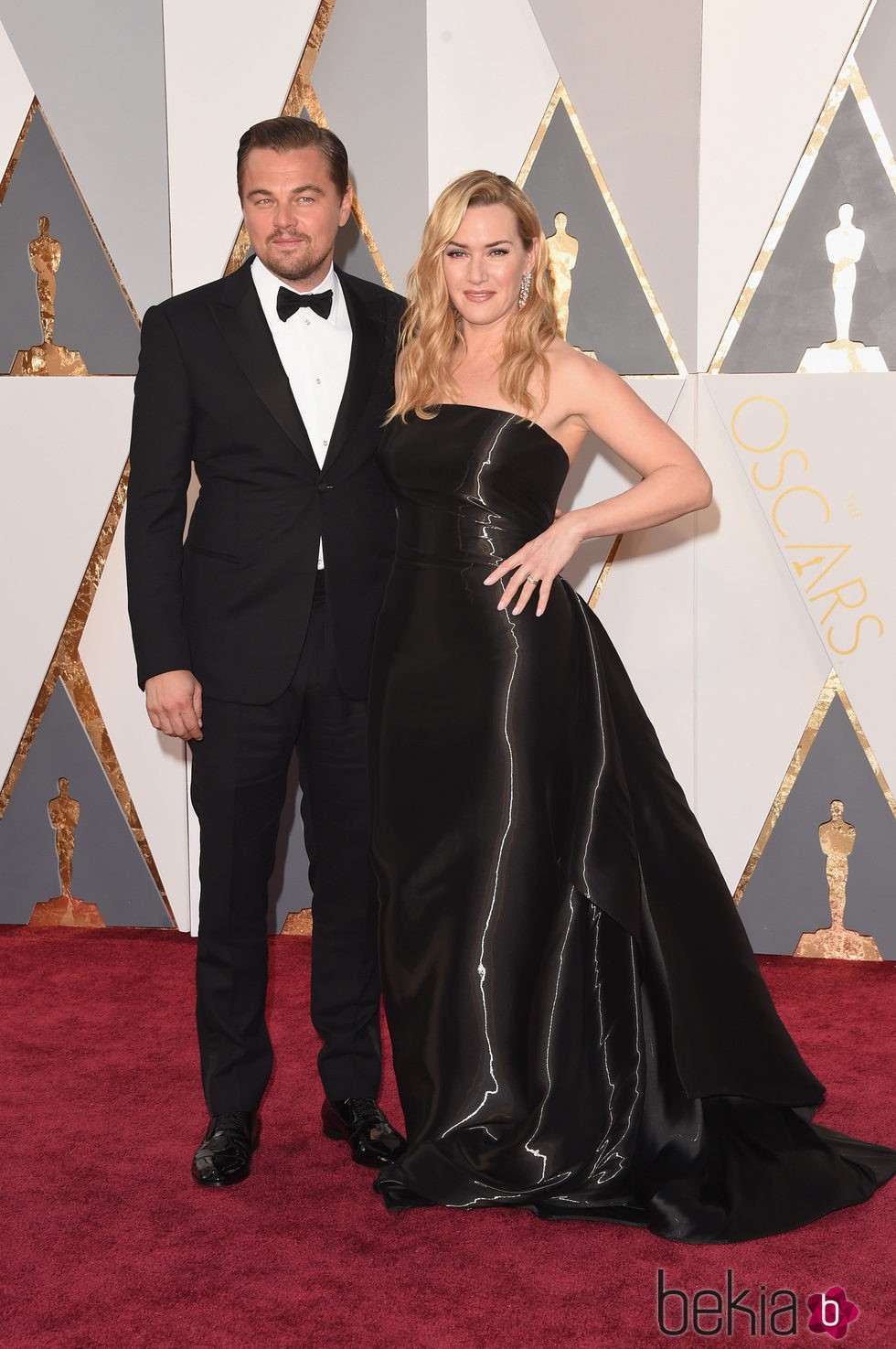 Kate Winslet y Leonardo DiCaprio en la alfombra roja de los Premios Oscar 2016