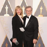 Steven Spielberg y su mujer Kate Capshaw en la alfombra roja de los Premios Oscar 2016