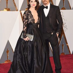 Tom Hardy y su mujer Charlotte Riley en la alfombra roja de los Premios Oscar 2016