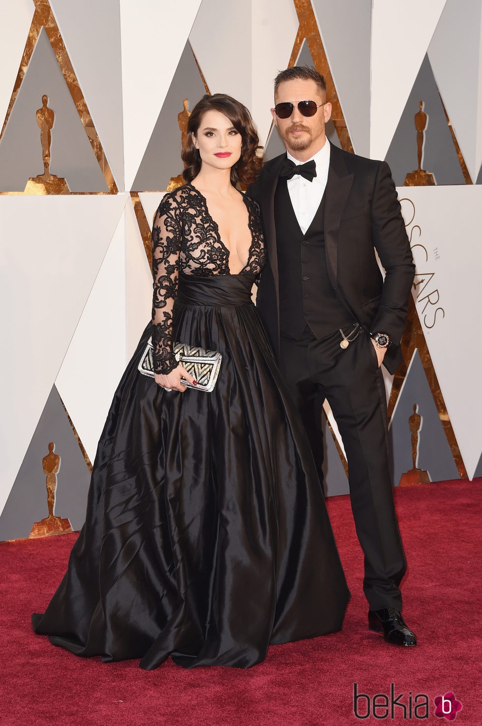 Tom Hardy y su mujer Charlotte Riley en la alfombra roja de los Premios Oscar 2016