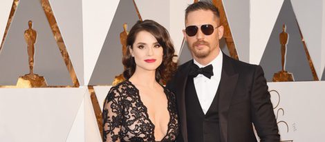 Tom Hardy y su mujer Charlotte Riley en la alfombra roja de los Premios Oscar 2016